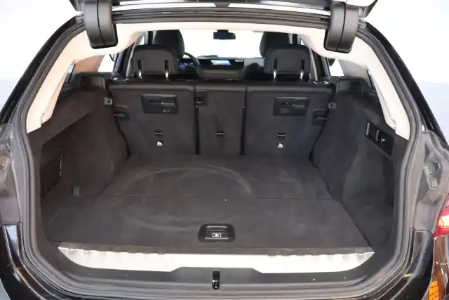 Musta Farmari, BMW 330 – VAR-63946
