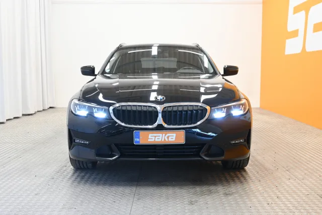 Musta Farmari, BMW 330 – VAR-64351