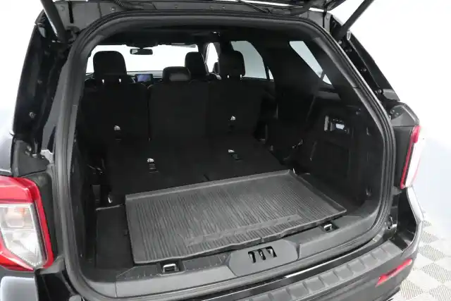 Musta Maastoauto, Ford Explorer – VAR-65841