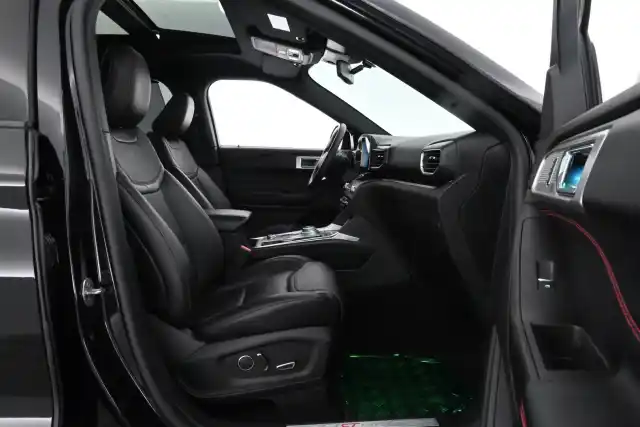 Musta Maastoauto, Ford Explorer – VAR-65841