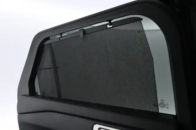 Musta Maastoauto, Ford Explorer – VAR-65841
