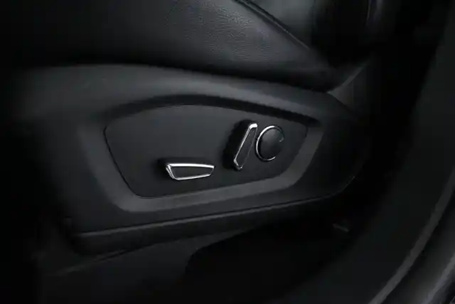 Musta Maastoauto, Ford Explorer – VAR-65841