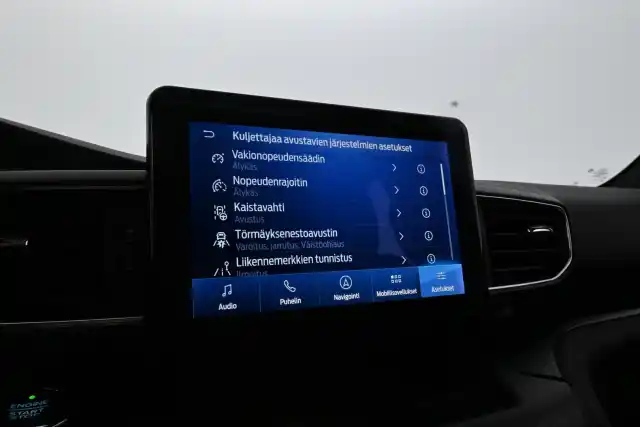 Musta Maastoauto, Ford Explorer – VAR-65841