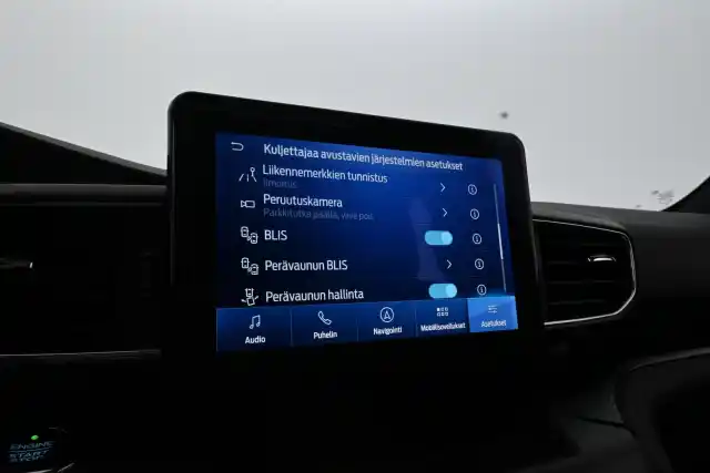 Musta Maastoauto, Ford Explorer – VAR-65841