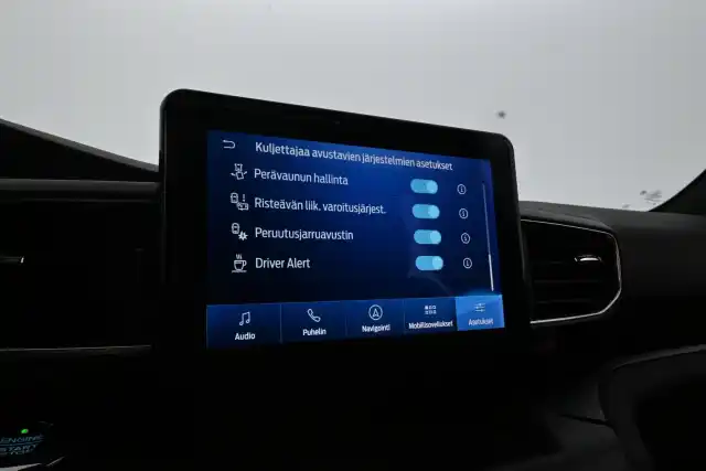 Musta Maastoauto, Ford Explorer – VAR-65841