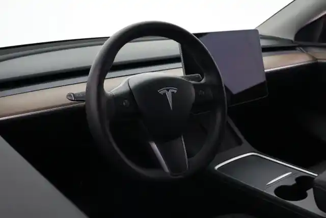 Musta Maastoauto, Tesla Model Y – VAR-65859