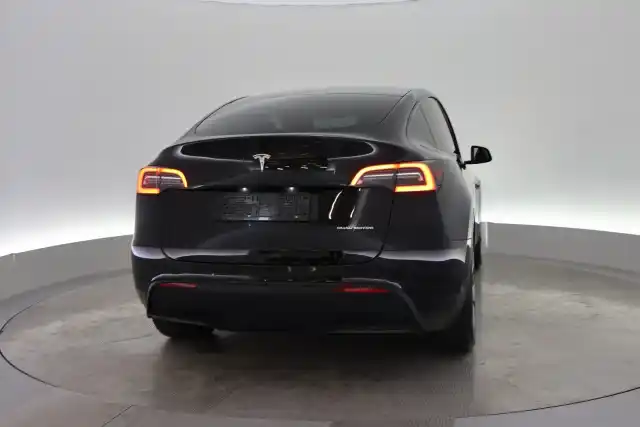 Musta Maastoauto, Tesla Model Y – VAR-65859