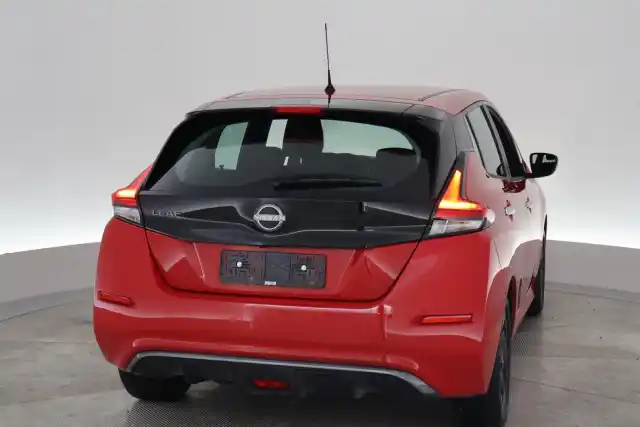 Punainen Viistoperä, Nissan Leaf – VAR-66026