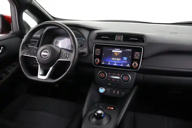 Punainen Viistoperä, Nissan Leaf – VAR-66026