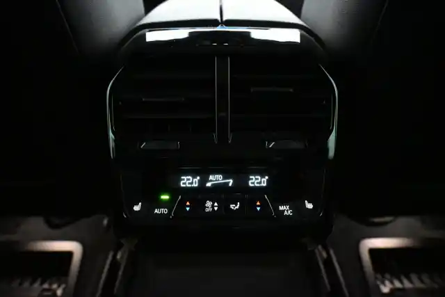 Punainen Maastoauto, BMW iX – VAR-66073