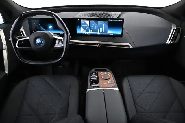 Punainen Maastoauto, BMW iX – VAR-66073