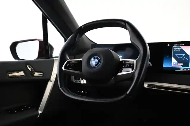 Punainen Maastoauto, BMW iX – VAR-66073