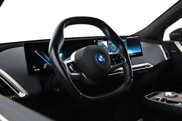 Punainen Maastoauto, BMW iX – VAR-66073