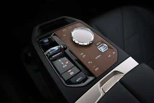 Punainen Maastoauto, BMW iX – VAR-66073