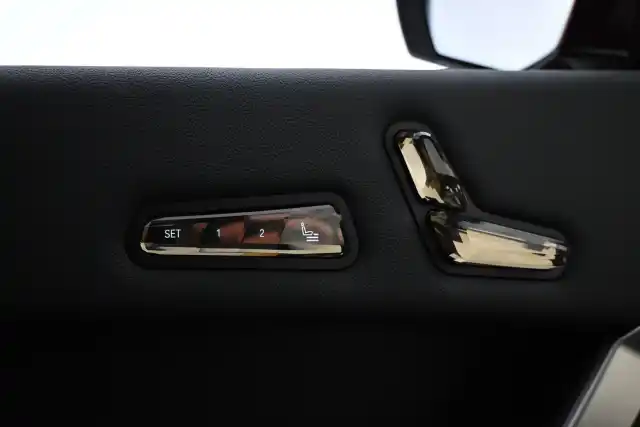 Punainen Maastoauto, BMW iX – VAR-66073