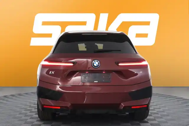 Punainen Maastoauto, BMW iX – VAR-66073