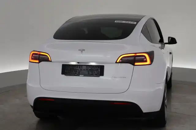 Valkoinen Maastoauto, Tesla Model Y – VAR-66138