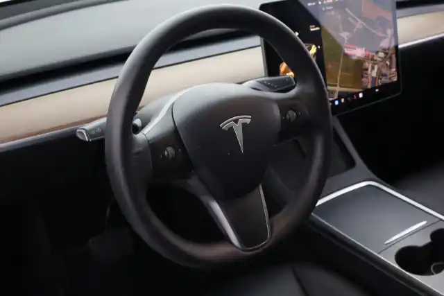 Valkoinen Maastoauto, Tesla Model Y – VAR-66138