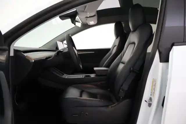 Valkoinen Maastoauto, Tesla Model Y – VAR-66138