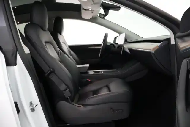 Valkoinen Maastoauto, Tesla Model Y – VAR-66138