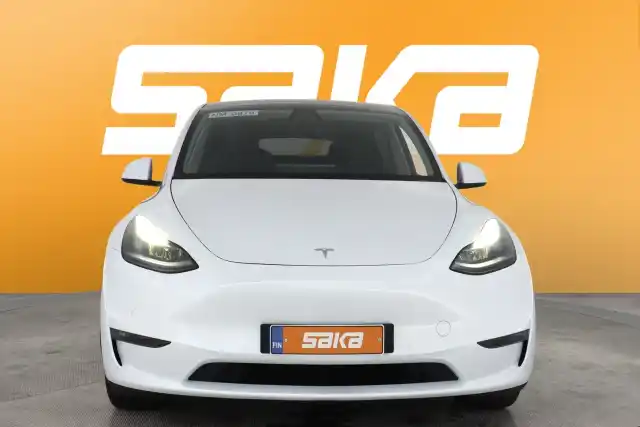 Valkoinen Maastoauto, Tesla Model Y – VAR-66138