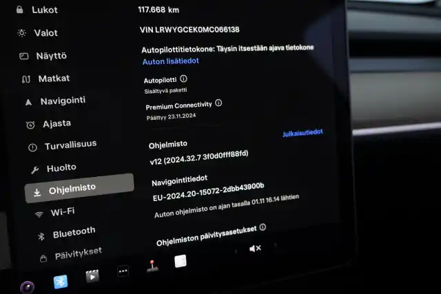 Valkoinen Maastoauto, Tesla Model Y – VAR-66138