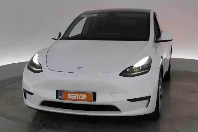 Valkoinen Maastoauto, Tesla Model Y – VAR-66138