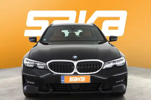 Musta Farmari, BMW 330 – VAR-66229