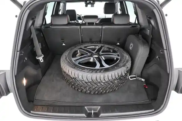 Valkoinen Maastoauto, Mercedes-Benz EQB – VAR-66362