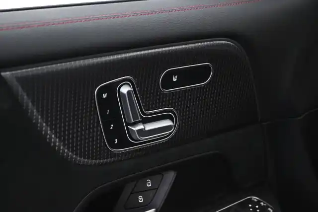 Valkoinen Maastoauto, Mercedes-Benz EQB – VAR-66362