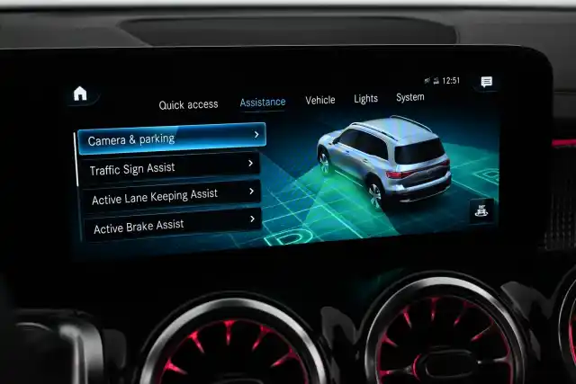 Valkoinen Maastoauto, Mercedes-Benz EQB – VAR-66362
