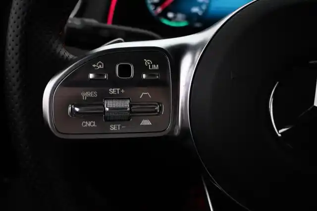 Valkoinen Maastoauto, Mercedes-Benz EQB – VAR-66362