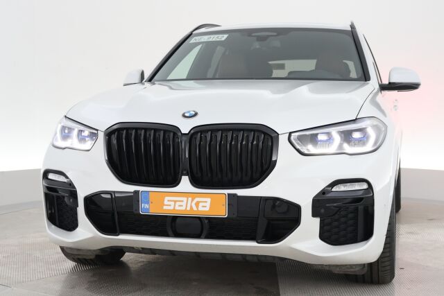 Valkoinen Maastoauto, BMW X5 – VAR-66424
