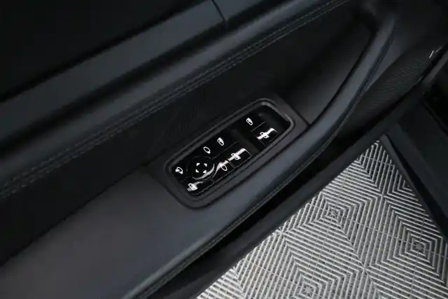 Musta Sedan, Porsche Taycan – VAR-66655