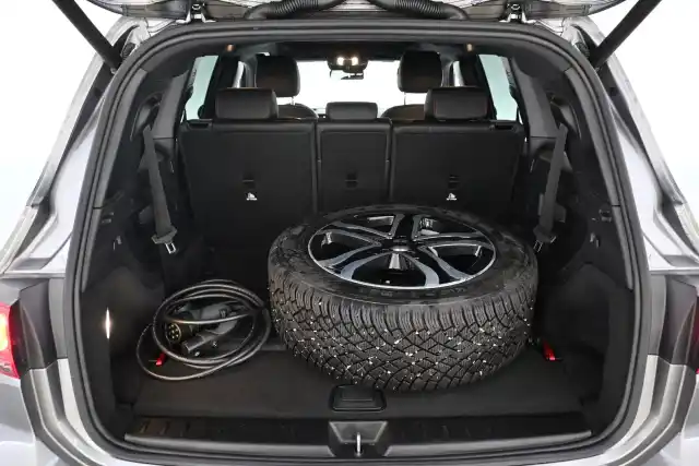 Harmaa Maastoauto, Mercedes-Benz EQB – VAR-66869