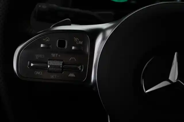 Musta Maastoauto, Mercedes-Benz EQB – VAR-66943