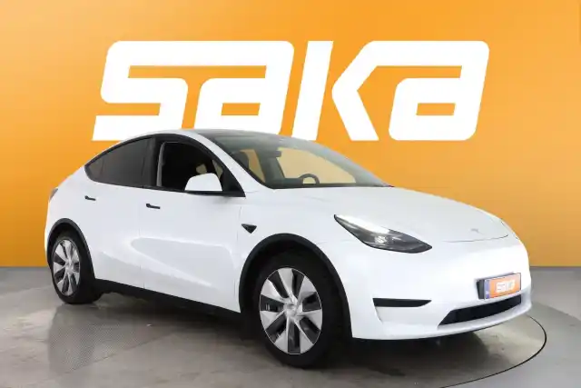 Valkoinen Maastoauto, Tesla Model Y – VAR-67097