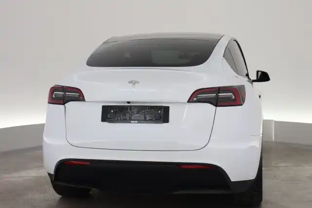 Valkoinen Maastoauto, Tesla Model Y – VAR-67097