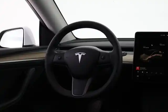 Valkoinen Maastoauto, Tesla Model Y – VAR-67097