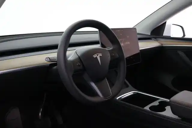 Valkoinen Maastoauto, Tesla Model Y – VAR-67097