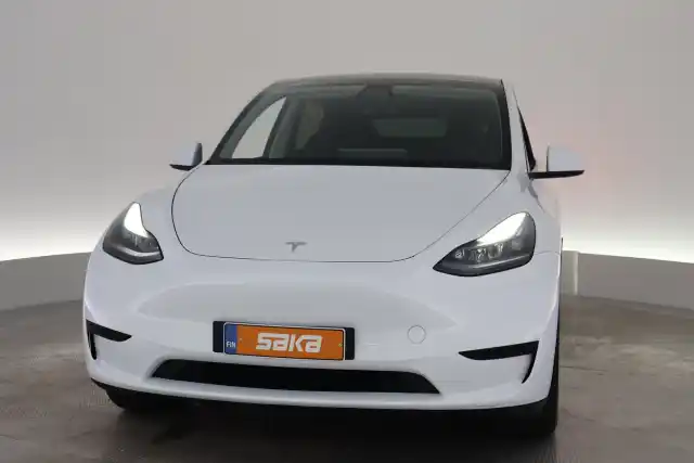 Valkoinen Maastoauto, Tesla Model Y – VAR-67097