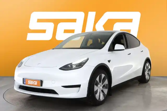 Valkoinen Maastoauto, Tesla Model Y – VAR-67097