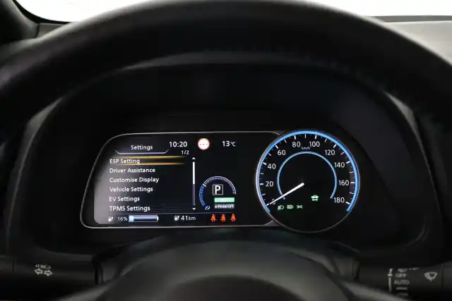 Punainen Viistoperä, Nissan Leaf – VAR-67144