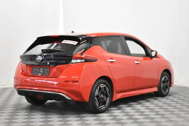 Punainen Viistoperä, Nissan Leaf – VAR-67144