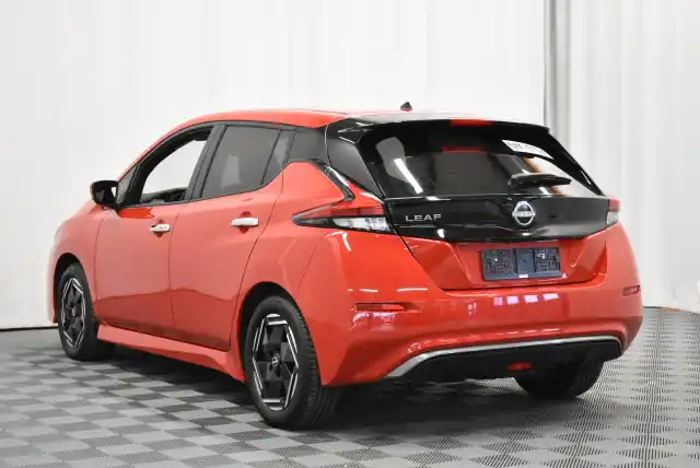 Punainen Viistoperä, Nissan Leaf – VAR-67144