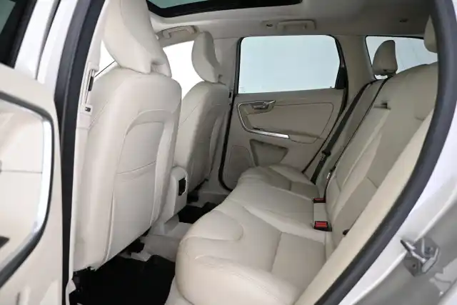 Beige Maastoauto, Volvo XC60 – VAR-68237