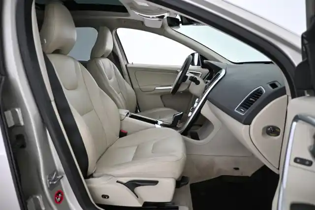 Beige Maastoauto, Volvo XC60 – VAR-68237