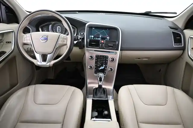Beige Maastoauto, Volvo XC60 – VAR-68237