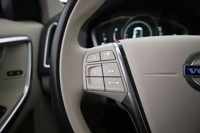 Beige Maastoauto, Volvo XC60 – VAR-68237