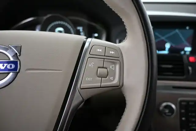 Beige Maastoauto, Volvo XC60 – VAR-68237